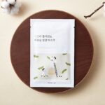 Питательная сыворотка на основе соевых бобов Round Lab Soybean Serum глубоко увлажняет и питает кожу, разглаживает морщины и защищает кожу от преждевременного старения. Керамиды, аденозин и пантенол в составе сыворотки укрепляют защитный барьер кожи, увеличивают её упругость и эластичность, а также способствуют восстановлению повреждений. Подходит для всех типов кожи, особенно для сухой и возрастной.